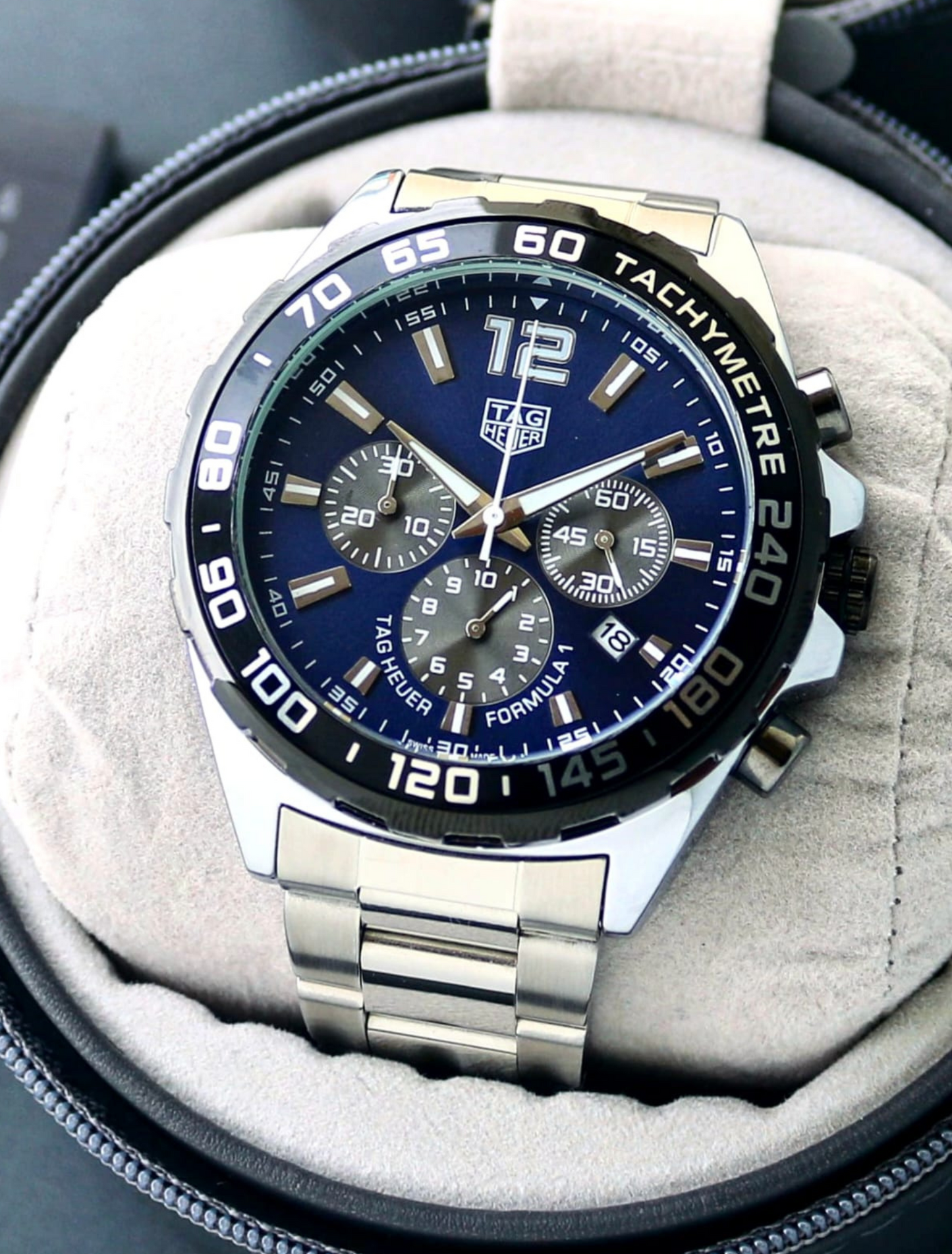 TAG HEUER - Trending Blue Chronograph face