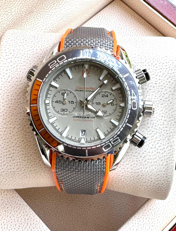 OMAGE - Working chronograph